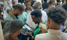 Des habitants de Mekele, capitale de l'Etat régional du Tigré, achètent des cartes SIM supplémentaires pour parer à des perturbations des réseaux télécoms le 25 septembre 2026, sur fond de reprise des hostilités dans le nord de l'Ethiopie ( AFP / - )