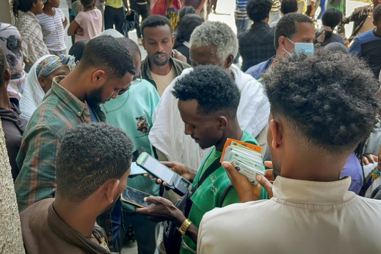 Des habitants de Mekele, capitale de l'Etat régional du Tigré, en Ethiopie, achètent des cartes SIM supplémentaires pour parer à des perturbations des réseaux télécoms, le 25 septembre 2026 ( AFP / - )