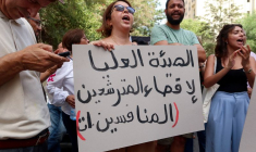 Une manifestation près du siège de la Commission électorale à Tunis