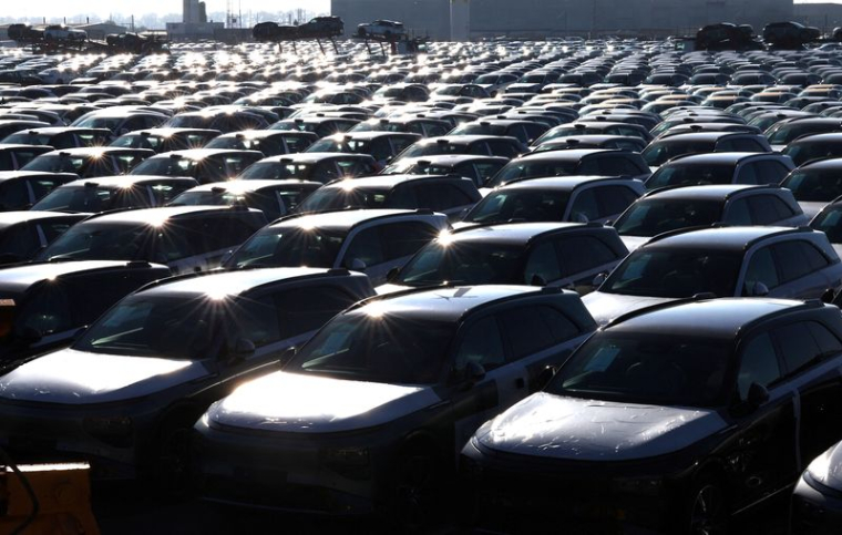 De nouvelles voitures, parmi lesquelles des véhicules électriques neufs construits en Chine