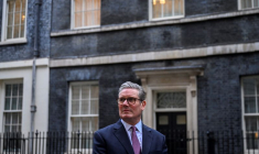 Le Premier ministre britannique Keir Starmer se tient à Downing Street