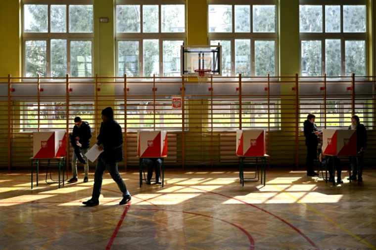 Des électeurs votent au 1er tour de la présidentielle à Varsovie, le 18 mai 2025 en Pologne ( AFP / Sergei GAPON )
