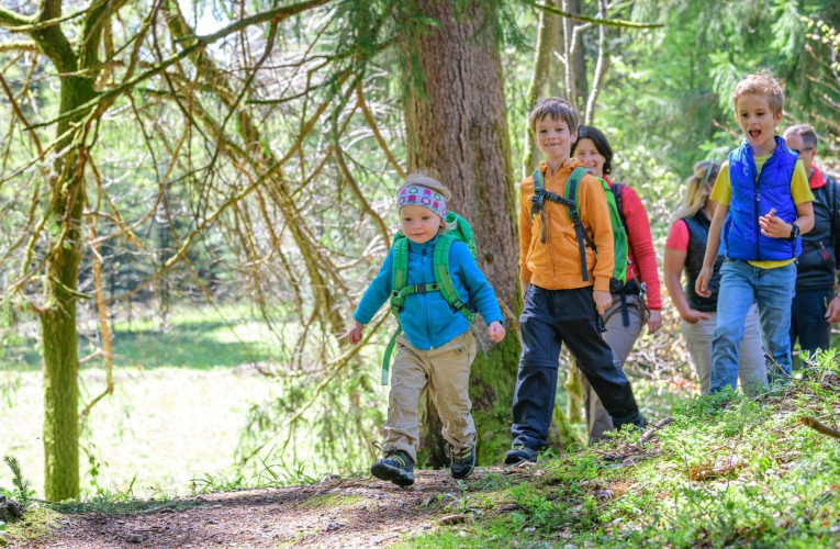 (Crédits photo : Adobe Stock - Vacances de printemps en famille)