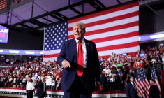 Photo d'archives: L'ancien président des États-Unis et candidat républicain à la présidence Donald Trump