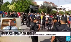 Crise en Tunisie: armée déployée et affrontements devant le Parlement après sa suspension