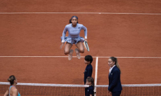 Coco Gauff des États-Unis s'échauffe avant le début de la finale du simple dames contre Aryna Sabalenka lors du 14e jour au stade Roland Garros à Paris