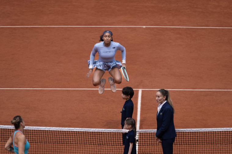 Coco Gauff des États-Unis s'échauffe avant le début de la finale du simple dames contre Aryna Sabalenka lors du 14e jour au stade Roland Garros à Paris