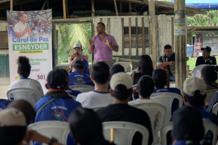 Esneyder Gomez, candidat autochtone aux législatives en Colombie, en campagne à El Playon, département du Cauca, le 12 février 2026 ( AFP / Joaquín SARMIENTO )
