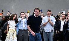 Le créateur de mode Jonathan Anderson salue le public à la fin du défilé Dior pour la collection Prêt-à-porter Femme Printemps-Été 2026, lors de la Fashion Week de Paris, le 1er octobre 2025 ( AFP / JULIEN DE ROSA )