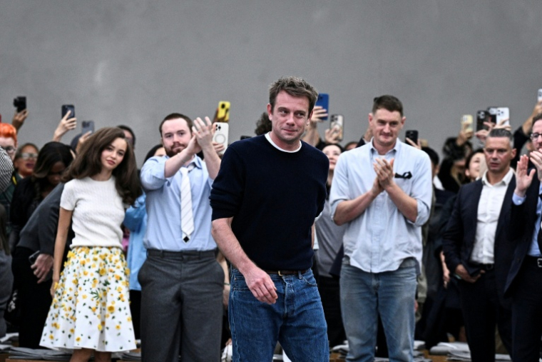 Le créateur de mode Jonathan Anderson salue le public à la fin du défilé Dior pour la collection Prêt-à-porter Femme Printemps-Été 2026, lors de la Fashion Week de Paris, le 1er octobre 2025 ( AFP / JULIEN DE ROSA )