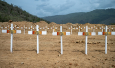 Tombes de victimes non-identifiées du double séisme au Venezuela, le 5 juillet 2026 à Catia La Mar, dans l'Etat de la Guaira ( AFP / Miguel MEDINA )