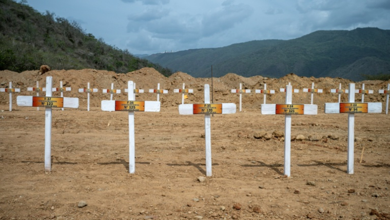 Tombes de victimes non-identifiées du double séisme au Venezuela, le 5 juillet 2026 à Catia La Mar, dans l'Etat de la Guaira ( AFP / Miguel MEDINA )