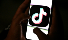 Un garçon de 13 ans pose chez lui alors qu'il consulte les réseaux sociaux sur son téléphone portable à Sydney, le 8 décembre 2025.  ( AFP / Saeed KHAN )