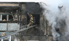 Un immeuble touché par une frappe russe à Kharkiv, en Ukraine, le 3 février 2026 ( AFP / SERGEY BOBOK )