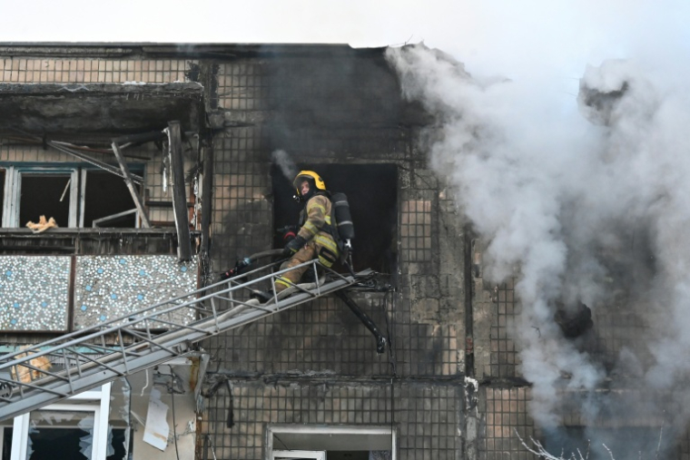 Un immeuble touché par une frappe russe à Kharkiv, en Ukraine, le 3 février 2026 ( AFP / SERGEY BOBOK )