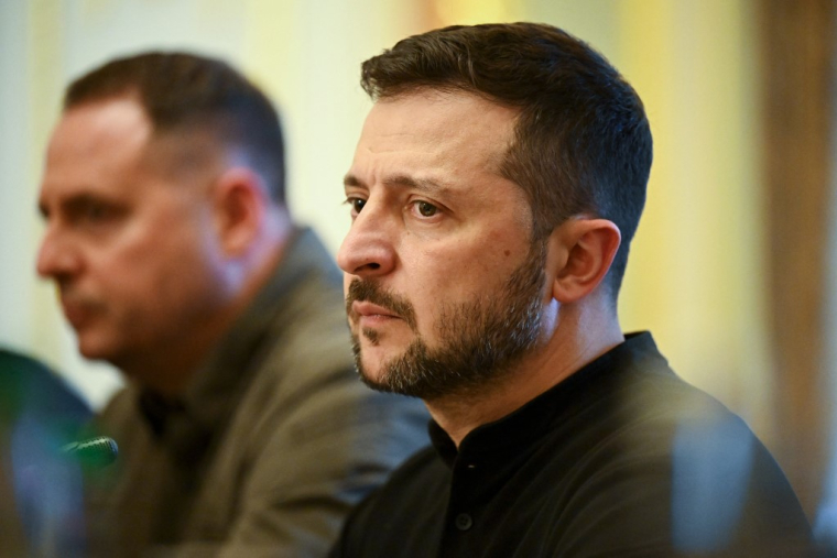 ( POOL / LEON NEAL )