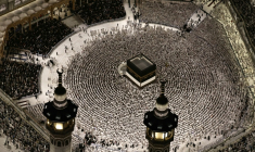 Vue aérienne du complexe de la Grande Mosquée de La Mecque, où les musulmans effectuent la prière du soir autour de la Kaaba, le 24 mai 2026 en Arabie saoudite, avant le pèlerinage annuel du Hajj ( AFP / Zain JAAFAR )