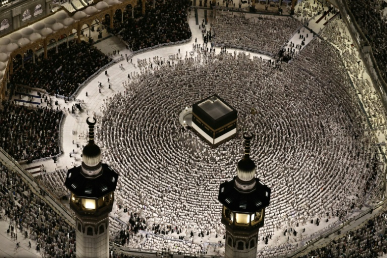 Vue aérienne du complexe de la Grande Mosquée de La Mecque, où les musulmans effectuent la prière du soir autour de la Kaaba, le 24 mai 2026 en Arabie saoudite, avant le pèlerinage annuel du Hajj ( AFP / Zain JAAFAR )