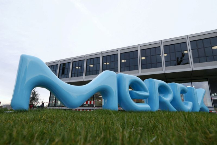 Le logo du groupe pharmaceutique et chimique Merck KGaA est photographié à Darmstadt
