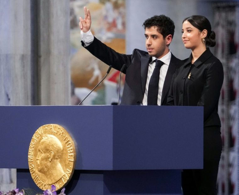 Kiana et Ali Rahmani récupèrent le prix Nobel de la paix de leur mère Narges Mohammadi, le 10 décembre 2023 à Oslo ( NTB / Javad Parsa )