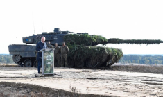 Le chancelier allemand Olaf Scholz prononce un discours devant un char Leopard 2