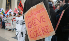 Manifestation place du Trocadéro à Paris lors d'une grève des enseignants, le 22 avril 2024 ( AFP / Sami KARAALI )