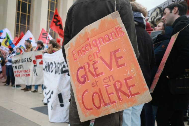 Manifestation place du Trocadéro à Paris lors d'une grève des enseignants, le 22 avril 2024 ( AFP / Sami KARAALI )
