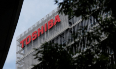 Le logo de Toshiba sur un bâtiment de l'entreprise à Kawasaki, au Japon