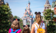 Que cherchent dans ce «royaume enchanté» les adultes qui adorent Disney? (crédit: Adobe Stock)
