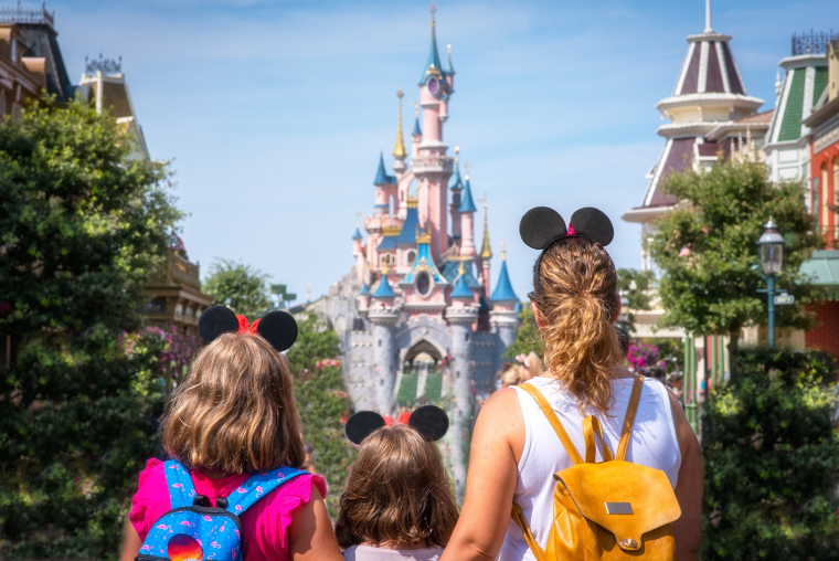Que cherchent dans ce &laquo;royaume enchant&eacute;&raquo; les adultes qui adorent Disney? (cr&eacute;dit: Adobe Stock)