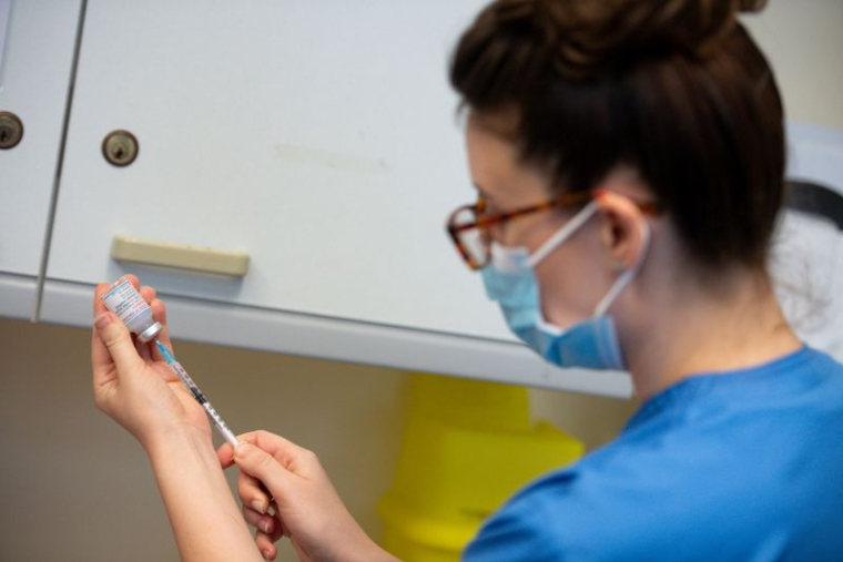 CORONAVIRUS: LES BRITANNIQUES PLUS DE 50 ANS SE VERRONT OFFRIR UNE TROISIÈME INJECTION DE VACCIN À L'AUTOMNE, SELON THE TIMES