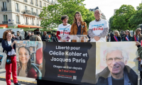 Noémie Kohler (c), sa mère Mireille et son père Pascal lors d'un rassemblement pour marquer les trois ans de détention de leur sœur et fille Cécile Kohler et de son compagnon Jacques Paris, en Iran, à Paris le 7 mai 2025 ( AFP / STEPHANE DE SAKUTIN )