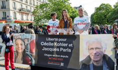 Noémie Kohler (c), sa mère Mireille et son père Pascal lors d'un rassemblement pour marquer les trois ans de détention de leur sœur et fille Cécile Kohler et de son compagnon Jacques Paris, en Iran, à Paris le 7 mai 2025 ( AFP / STEPHANE DE SAKUTIN )