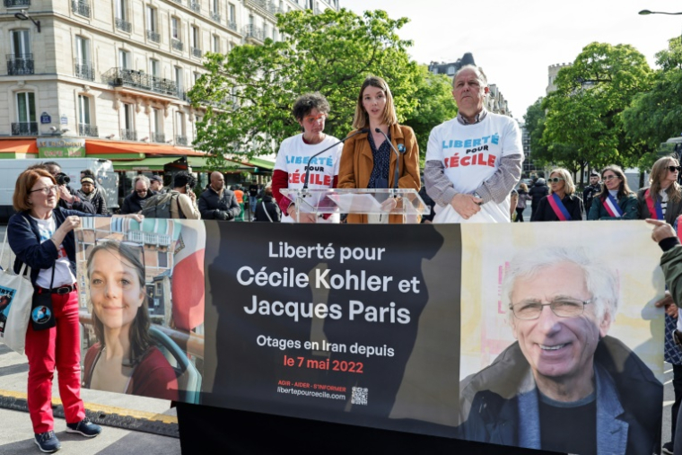 Noémie Kohler (c), sa mère Mireille et son père Pascal lors d'un rassemblement pour marquer les trois ans de détention de leur sœur et fille Cécile Kohler et de son compagnon Jacques Paris, en Iran, à Paris le 7 mai 2025 ( AFP / STEPHANE DE SAKUTIN )