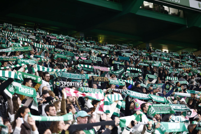 Sydney Sweeney montre ses dribbles contre Estoril