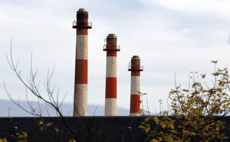 Vue des cheminées de l'usine de Verallia, filiale du groupe Saint-Gobain, à Cognac, dans le sud-ouest de la France.