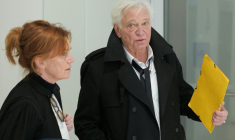 L'animateur Laurent Boyer et son avocate Marie-Alix Canu-Bernard arrivent au Tribunal de Paris le 30 mars 2026 ( AFP / Thomas SAMSON )