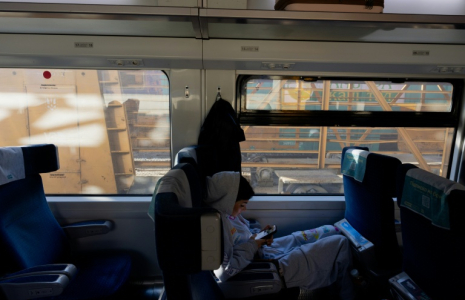 Daryna Styrchuk dans le train de la ligne Kiev-Kharkiv, le 20 octobre 2026 en Ukraine ( AFP / Tetiana DZHAFAROVA )