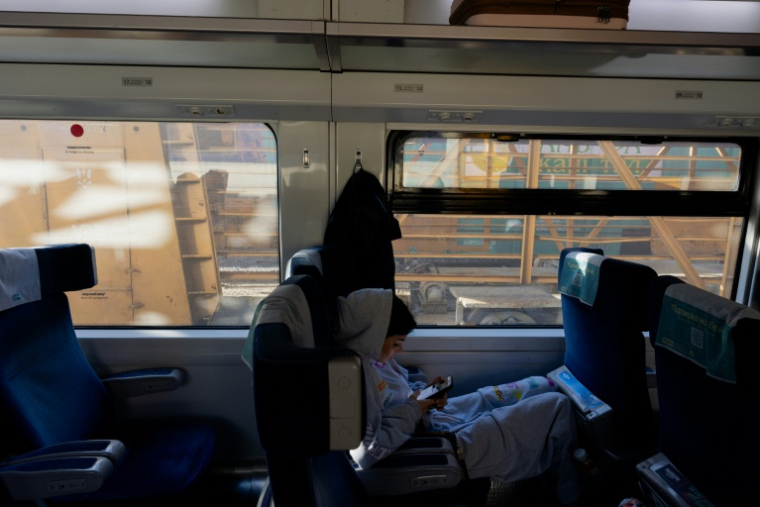 Daryna Styrchuk dans le train de la ligne Kiev-Kharkiv, le 20 octobre 2026 en Ukraine ( AFP / Tetiana DZHAFAROVA )