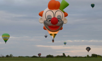 Des montgolfières survolent la base de Chambley-Bussières, en Meurthe-et-Moselle, à l'occasion du festival Enenvol, le 28 juillet 2025 ( AFP / Jean-Christophe VERHAEGEN )