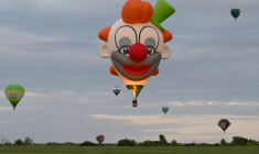 Des montgolfières survolent la base de Chambley-Bussières, en Meurthe-et-Moselle, à l'occasion du festival Enenvol, le 28 juillet 2025 ( AFP / Jean-Christophe VERHAEGEN )