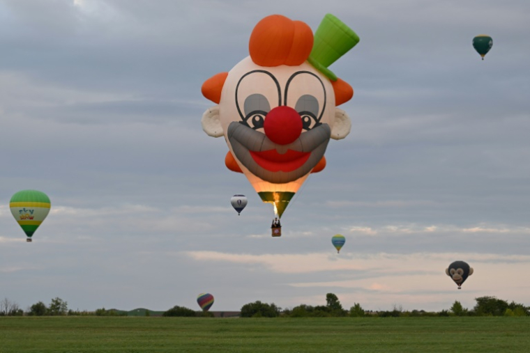 Des montgolfières survolent la base de Chambley-Bussières, en Meurthe-et-Moselle, à l'occasion du festival Enenvol, le 28 juillet 2025 ( AFP / Jean-Christophe VERHAEGEN )