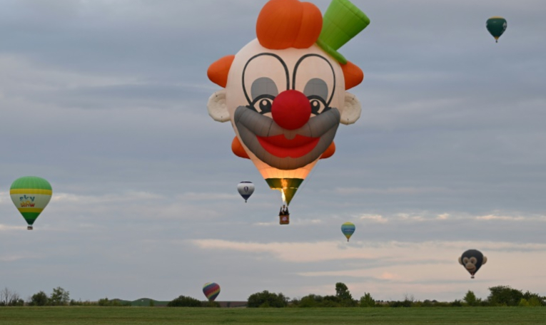 Des montgolfières survolent la base de Chambley-Bussières, en Meurthe-et-Moselle, à l'occasion du festival Enenvol, le 28 juillet 2025 ( AFP / Jean-Christophe VERHAEGEN )