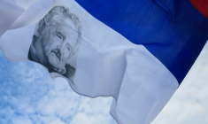 Un drapeau de la coalition Frente Amplio avec le visage de l'ancien président uruguayen Jose "Pepe" Mujica, photographié devant le Palais législatif à Montevideo, le 14 mai 2025, au lendemain de sa mort ( AFP / DANTE FERNANDEZ )