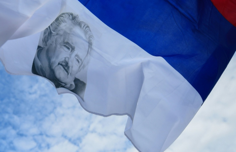 Un drapeau de la coalition Frente Amplio avec le visage de l'ancien président uruguayen Jose "Pepe" Mujica, photographié devant le Palais législatif à Montevideo, le 14 mai 2025, au lendemain de sa mort ( AFP / DANTE FERNANDEZ )