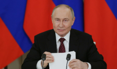 Le président russe Vladimir Poutine s'adressant aux médias le 11 mai 2025 à Moscou ( POOL / Gavriil GRIGOROV )
