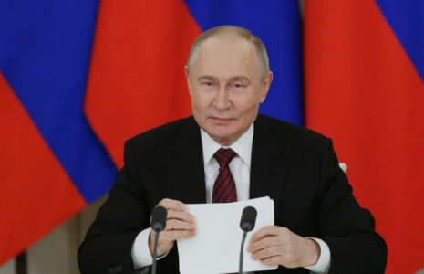 Le président russe Vladimir Poutine s'adressant aux médias le 11 mai 2025 à Moscou ( POOL / Gavriil GRIGOROV )