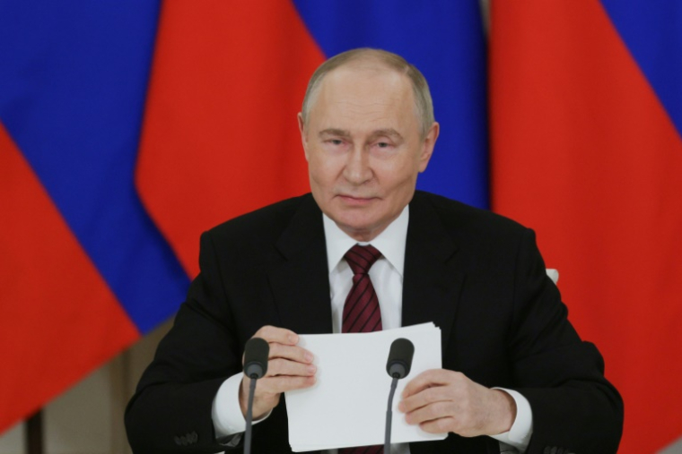 Le président russe Vladimir Poutine s'adressant aux médias le 11 mai 2025 à Moscou ( POOL / Gavriil GRIGOROV )