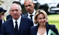 Le Premier ministre François Bayrou et la secrétaire générale de la CFDT Marylise Léon à l'université d'été de la CFDT à Boissy-la-Rivière, en Essonne, le 26 août 2025 ( POOL / Thibaud MORITZ )