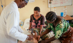Amadou Soumah Sékou, chirurgien à l'hôpital de Ndosho, soutenu par la Croix rouge internationale (CICR), examine une femme blessée lors du conflit, le 14 mai 2026 à Goma, en RDC  ( AFP / Jospin Mwisha )